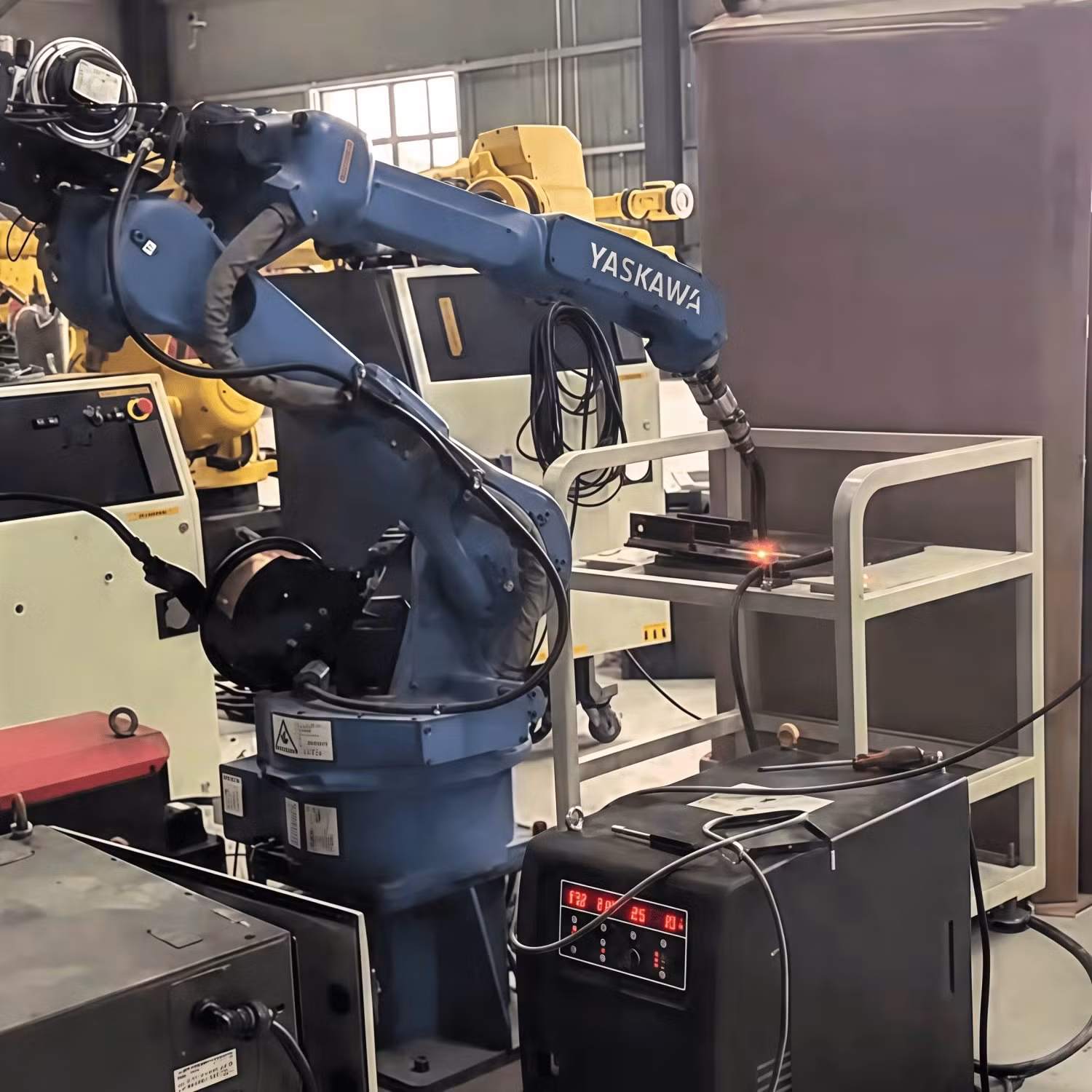 Yaskawa Ar2010 Robot Payload 12kg Arm 2010mm with Welding Torch and Rd350s Welding Machine for Metal