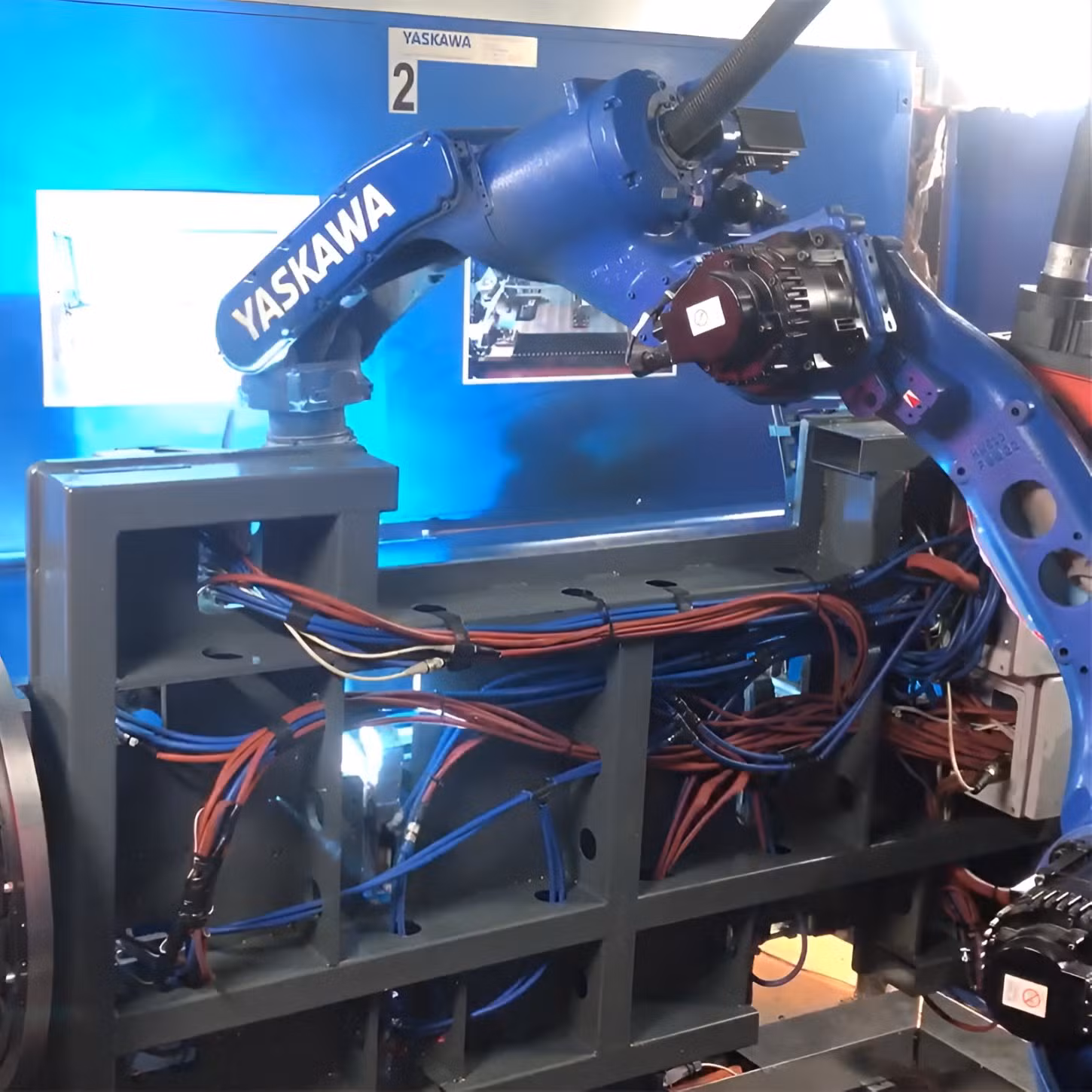 Yaskawa Ar2010 6 Axis Industrial Arc Welding Robot with Rd350s Welding Machine for Steel Structure W